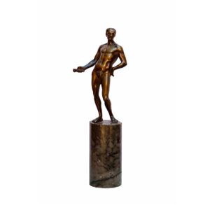 ESC_10. Figura de bronce sobre pedestal de mármol