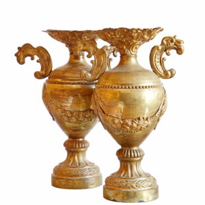 VA_16. Pareja de urnas de latón (a)