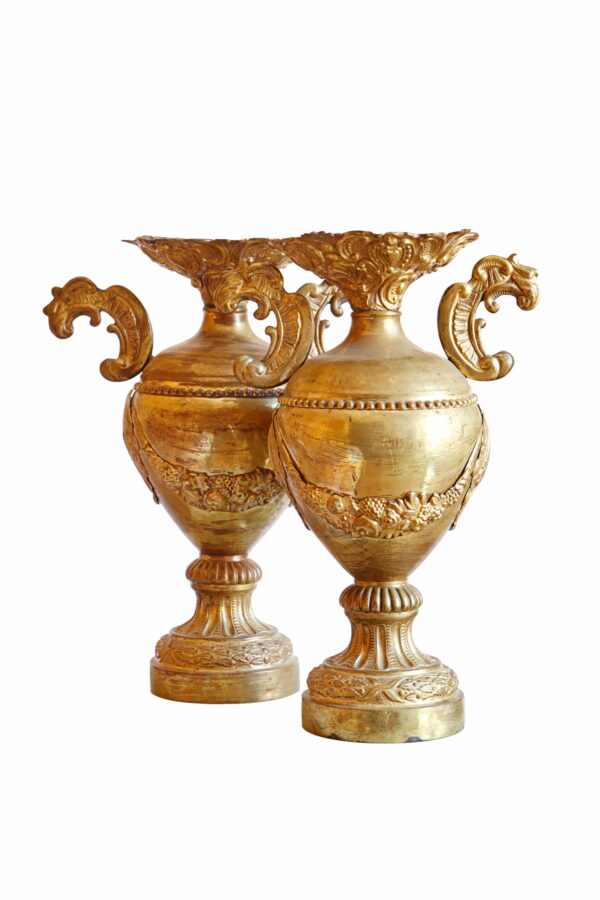 VA_16. Pareja de urnas de latón (a) VA_16. Pareja de urnas de latón (a)