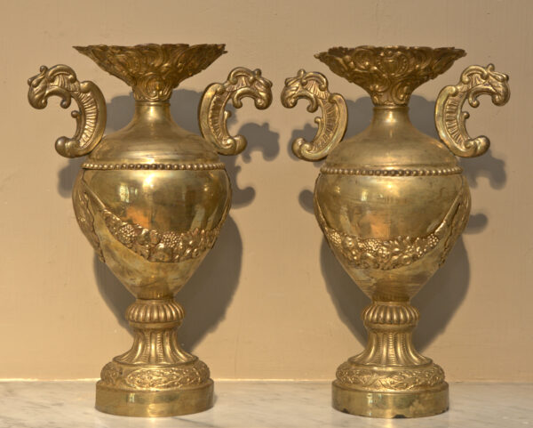 VA_16. Pareja de urnas de latón (b) VA_16. Pareja de urnas de latón (b)
