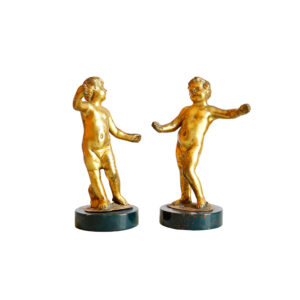 ESC_16. Pareja de querubines de bronce dorado (a)