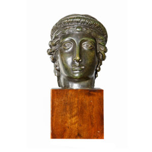 ESC_17. Cabeza de bronce sobre peana de madera (a)